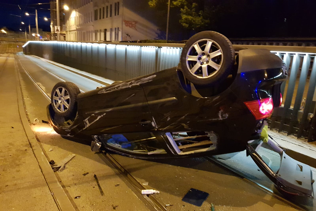 PKW steht auf dem Kopf