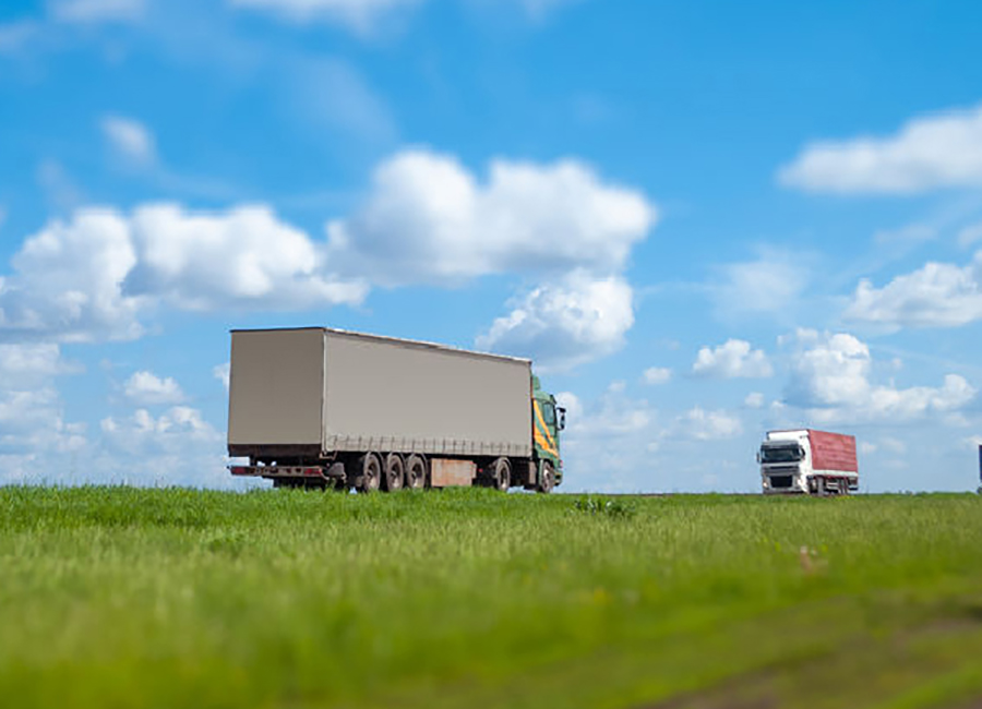 Zwei LKWs treffen sich auf halber Strecke