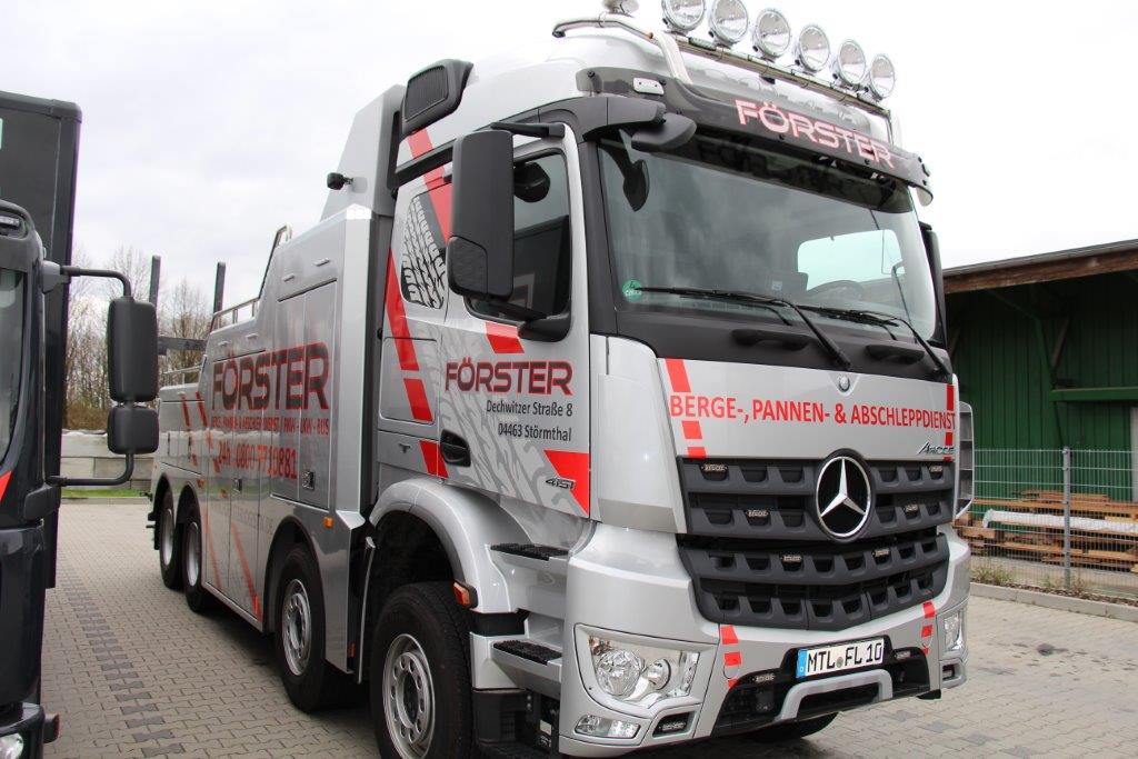 Einsatzfahrzeug von hinten Abschleppdienst Förster