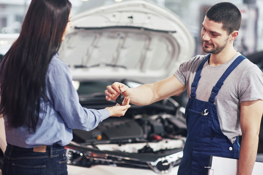 Kindin lässt sich über Reparatur informieren